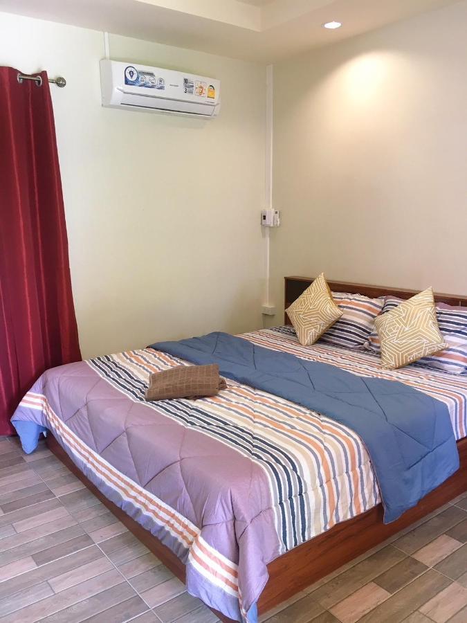 นพรัตน์การ์เด้นฮิลล์ Hotel Uthai Thani Exterior foto