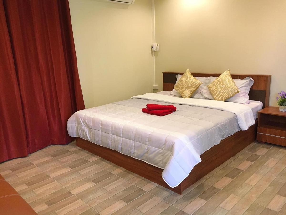 นพรัตน์การ์เด้นฮิลล์ Hotel Uthai Thani Exterior foto