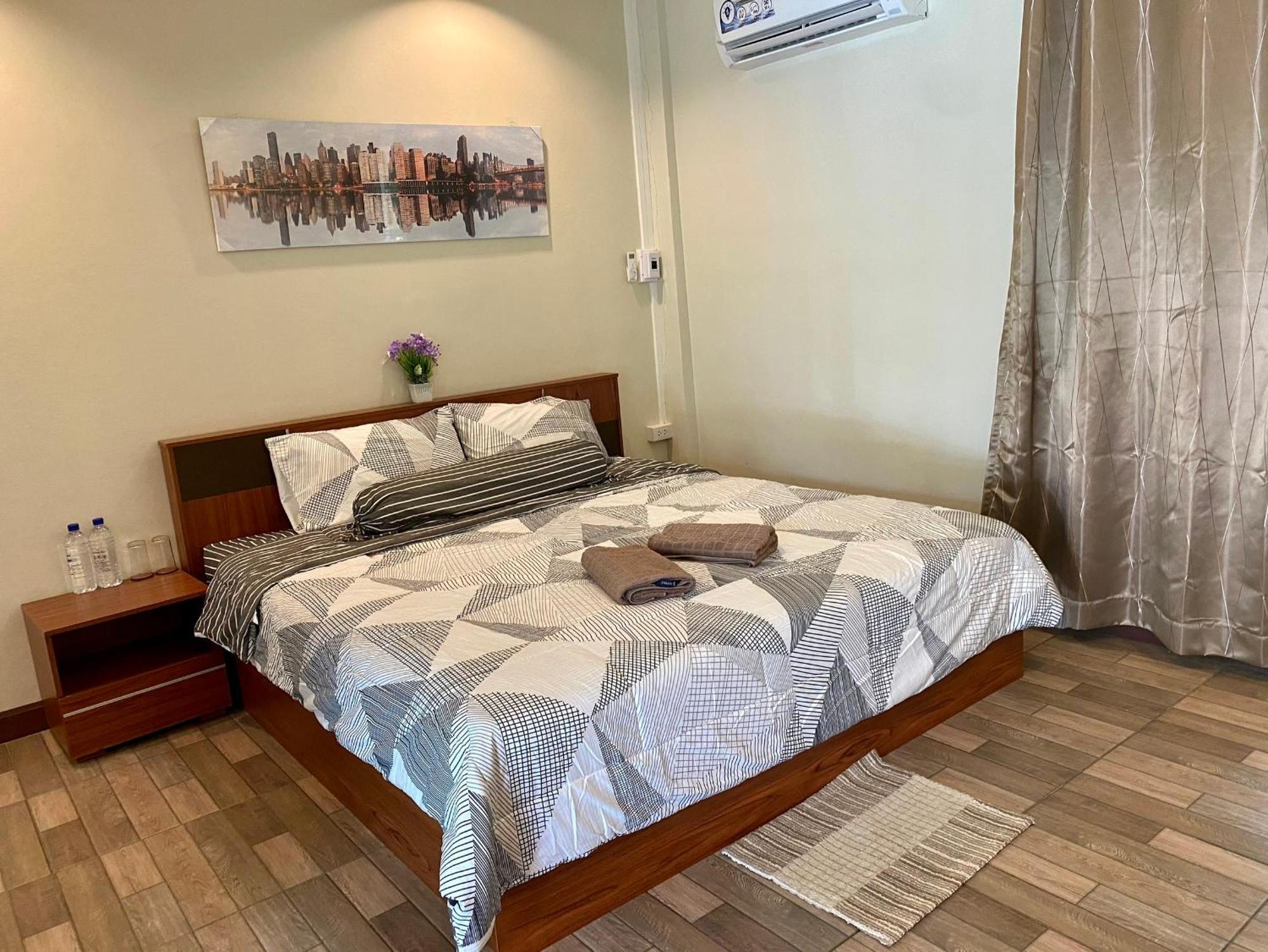 นพรัตน์การ์เด้นฮิลล์ Hotel Uthai Thani Exterior foto